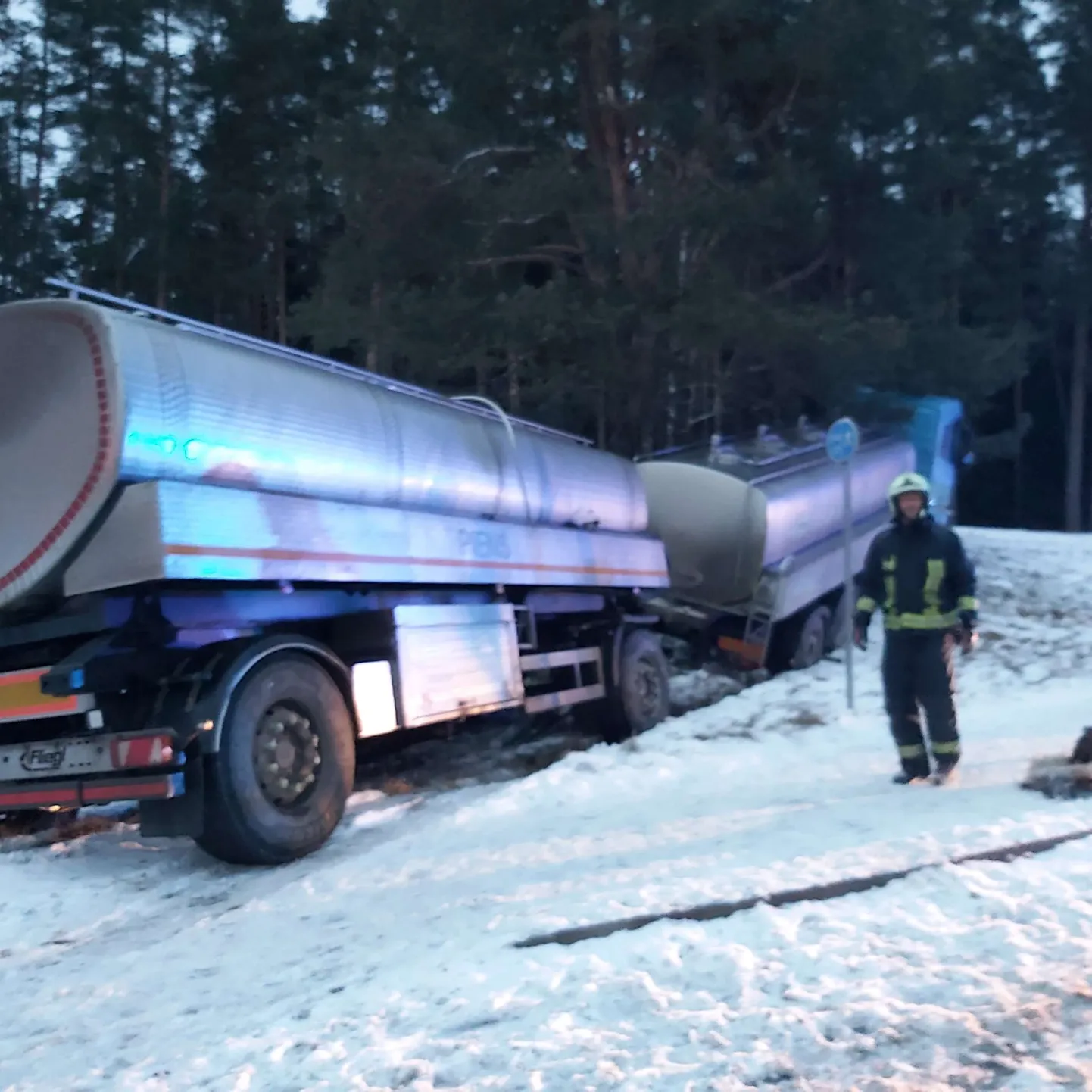 Lätis Valkas sõitis tsisternveok teelt välja.