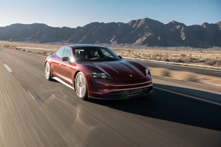 Porsche Taycan läbis distantsi Ameerika rannikult rannikule rekordiliselt lühikese laadimisajaga.