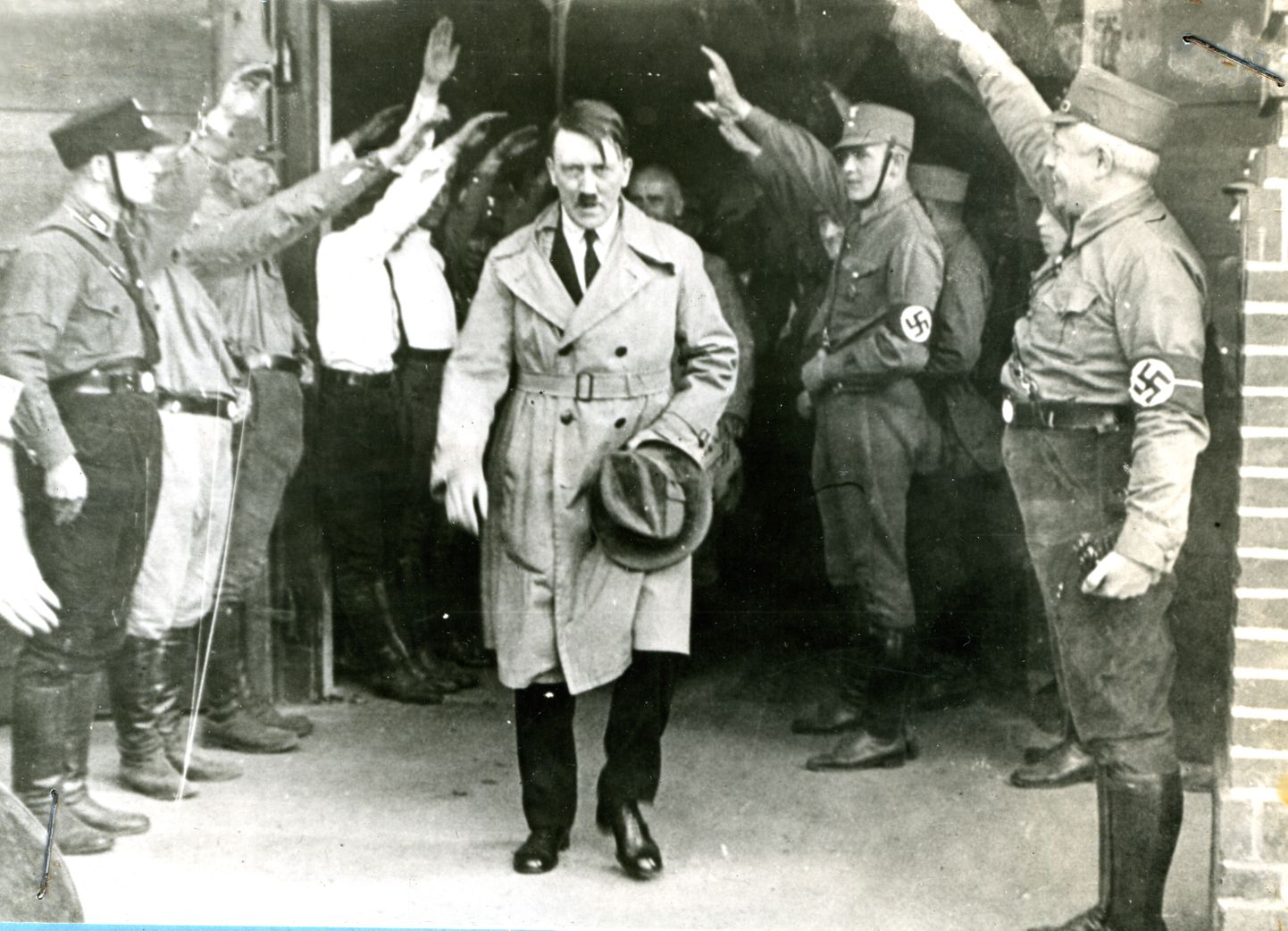 Natsionaalsotsialistliku Saksamaa liidri Adolf Hitleri tervitamine.