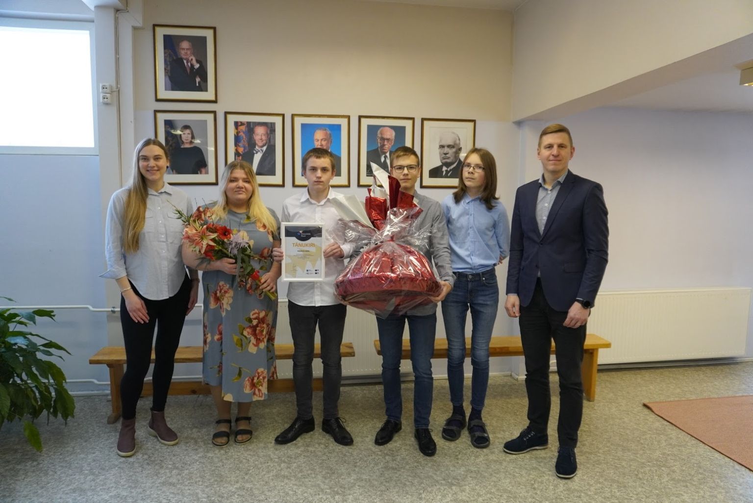 Haanja kooli projektimeeskond koos kooli huvijuht Mariann Tootsi ning Võrumaa arenduskeskuse esindajate Eliis Ermeli ja Tiit Tootsiga.