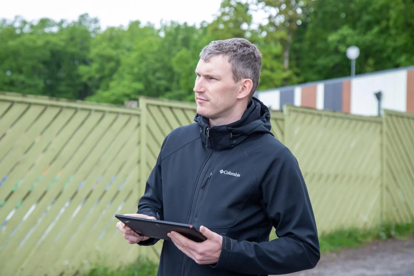 Viljandi linnavalitsuse infotehnoloogia arendusspetsialist Marek Magnus on staadionihoone lähedal, just staadionihoonest hakatakse wifit suundantennidega jagama.