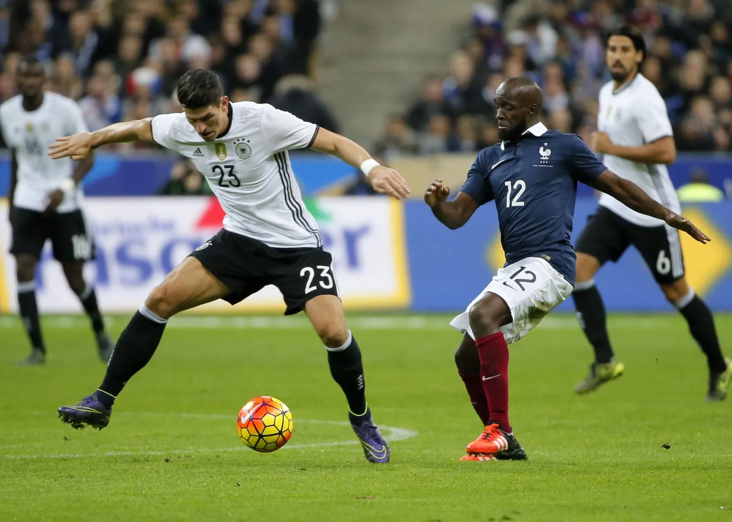 Prantsusmaa koondise poolkaitsja Lassana Diarra (paremal) heitleb maavõistlusmängus Saksamaa vastu palli pärast Mario Gomeziga. Samal ajal, kui Prantsusmaa ja Saksamaa Stade de France'il kohtusid, leidsid Pariisi kesklinnas aset terrorirünnakud, milles hukkus teiste seas ka Diarra lähisugulane.