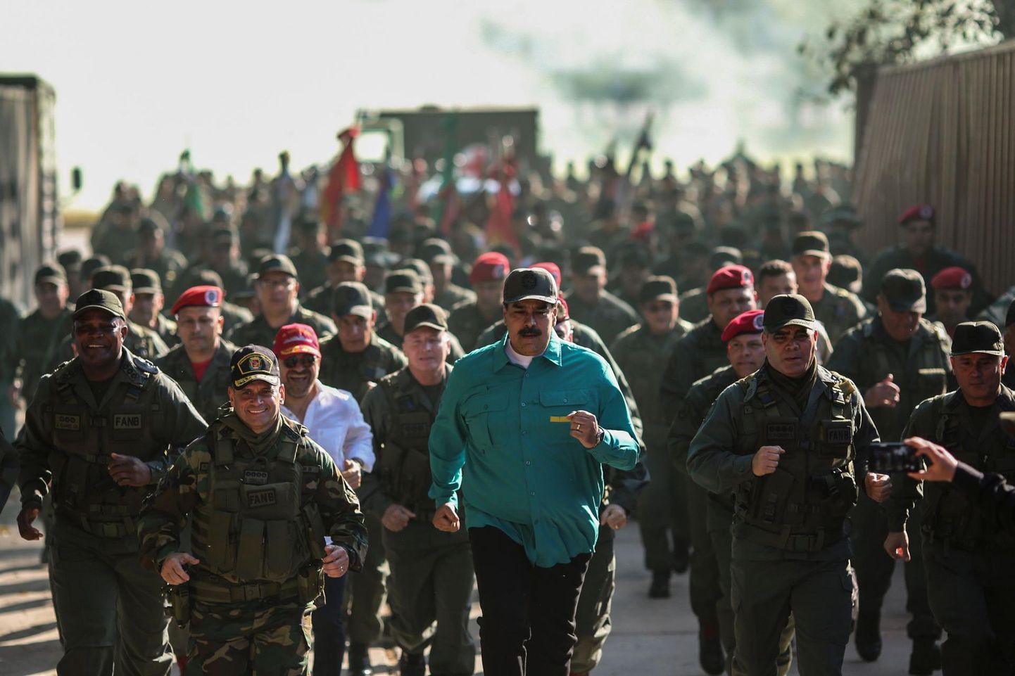 Venezuela diktaator Nicolás Maduro (keskel) tahtis maailmale tõestada, et just temal on sõjaväe toetus.