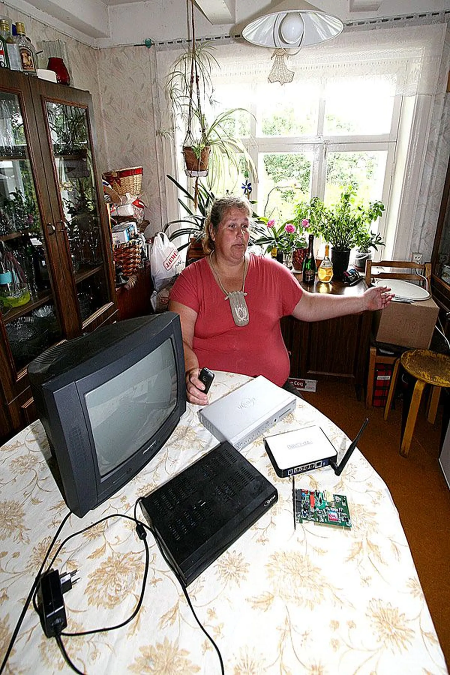 Perametsa talu perenaine Siiri Värk näitab 5. juuli äikse järel läbi põlenud elektroonikaseadmeid.