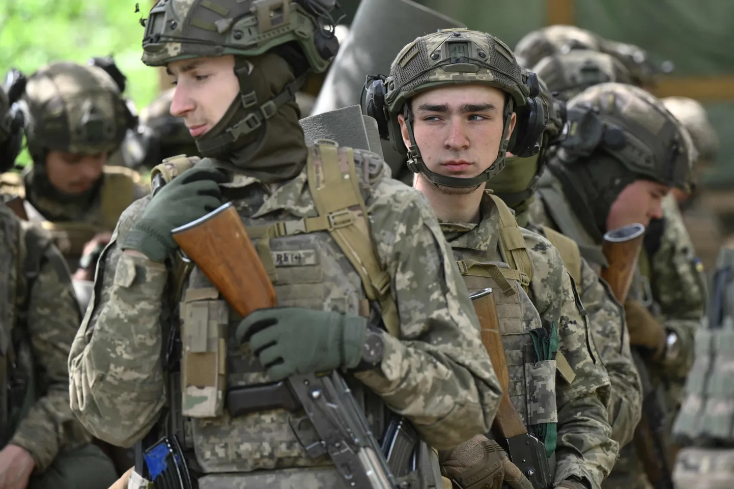Молодые солдаты, призванные в Вооруженные силы Украины по новым правилам, на учениях 1 мая 2025 года.