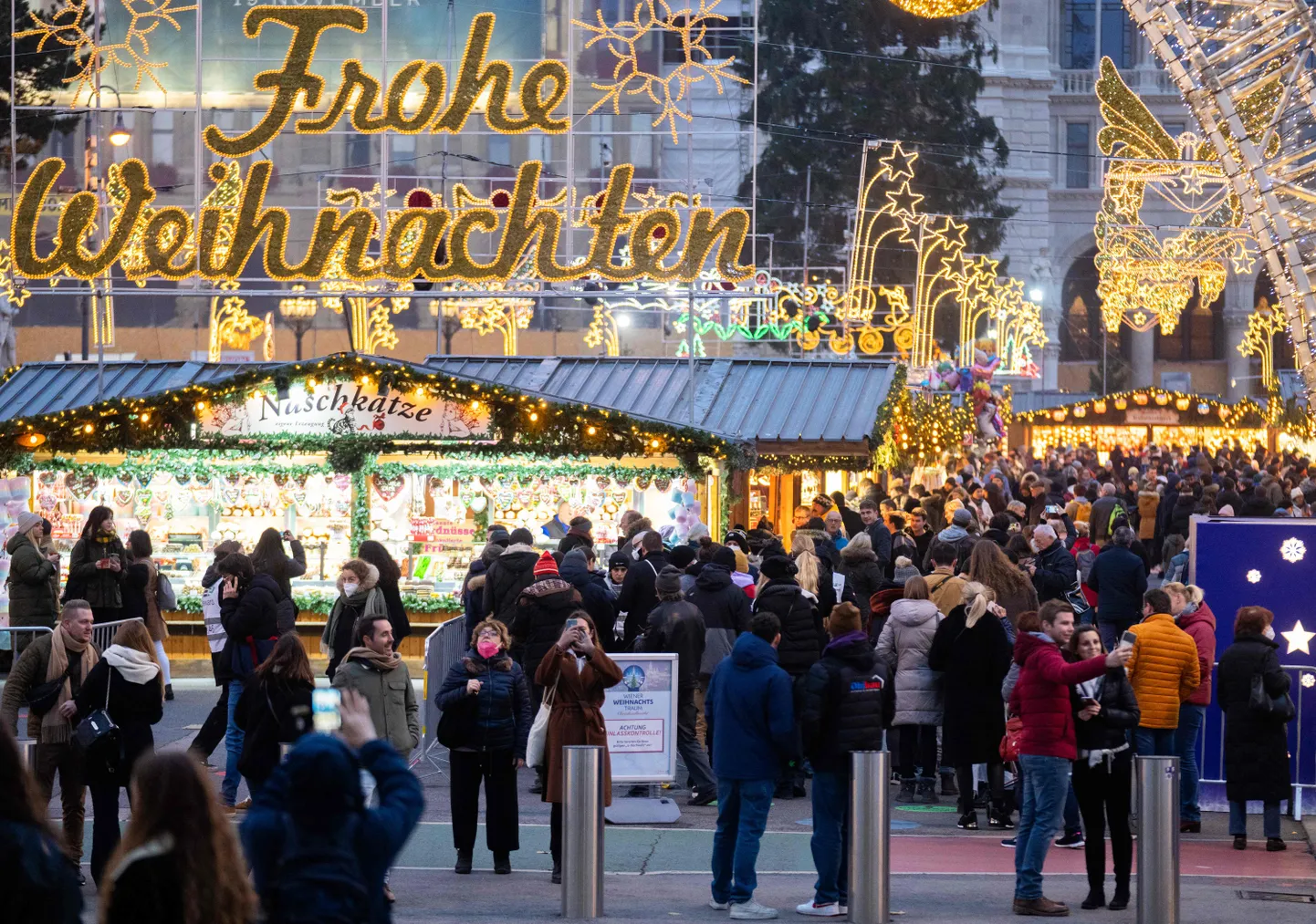 Sestdien, 12.novembrī cilvēki Vīnē apmeklē tikko atvērto klasisko Ziemassvētku tirdziņu