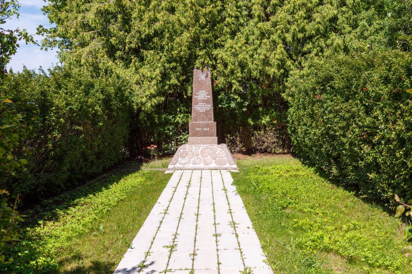 Cоветский памятник в Хельме волости Тырва.