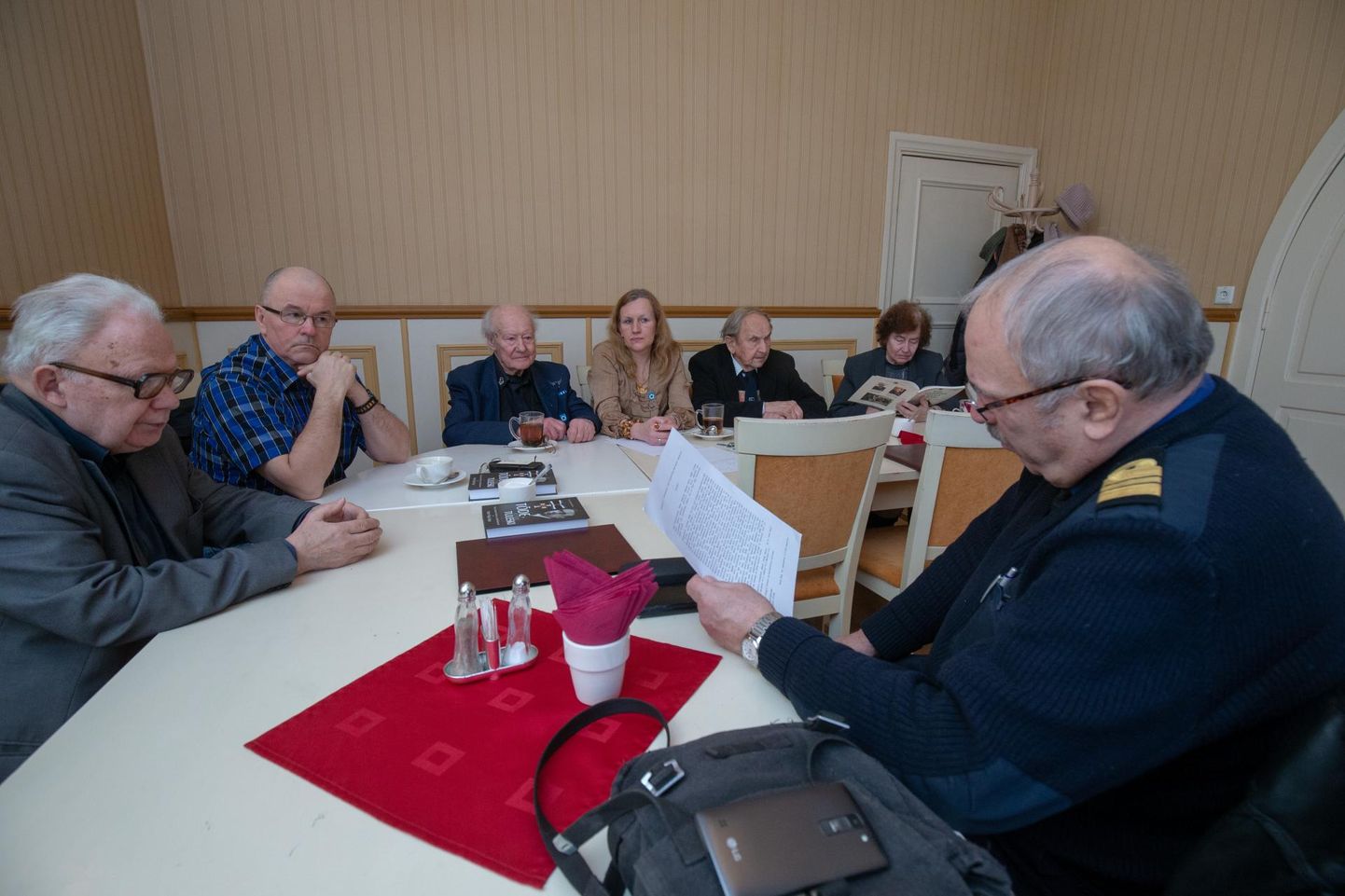 Viljandi kohviku väikses saalis istusid koos vabadusvõitlejate ühenduse viie piirkonna esindajad ning taunisid mõtet anda välja teine Eesti rahva tänumedal.