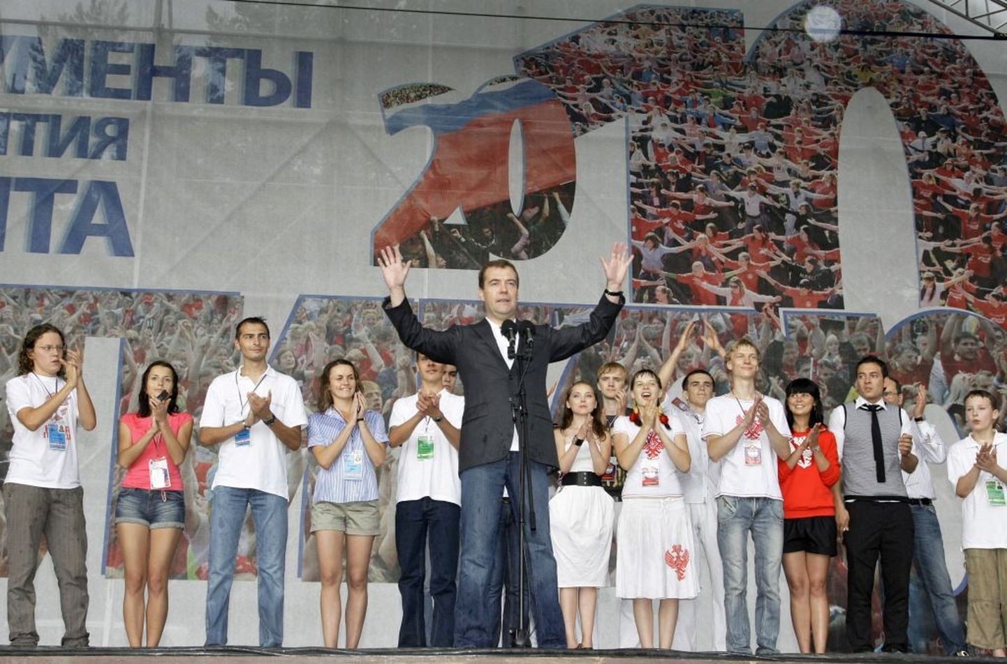 Vene president Dmitri Medvedev õhutas noori Seligeri ääres moderniseeruma, aga osale kokkutulnuist jäi selle sõna tähendus ähmaseks.