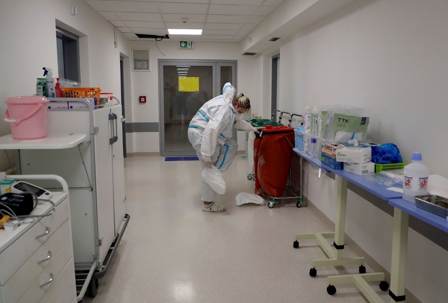 Meditsiinitöötaja võtab ära kaitseriietust pärast koroonaviirusesse nakatunud patsientide eest hoolitsemist Mladá Boleslavi piirkonnahaiglas, 5. märtsil.