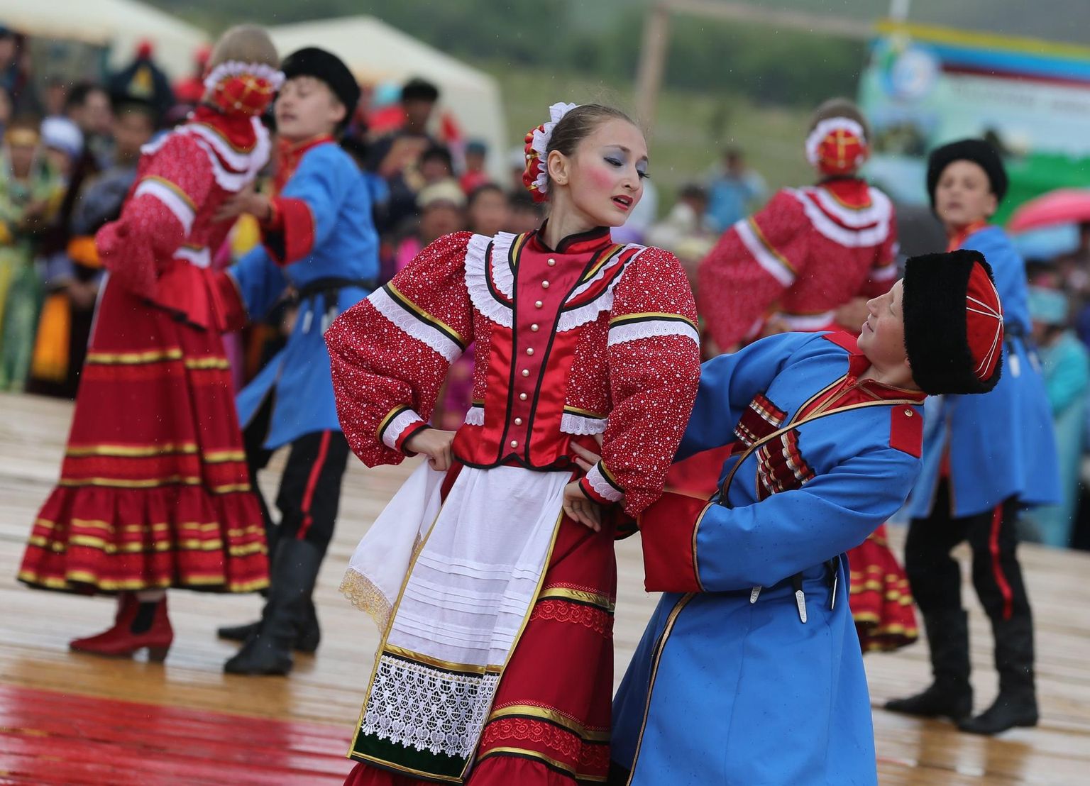 Burjaadi rahvatantsijad etnokultuurifestivalil Erdõn Naadan. Enamik venelasi ei pea Venemaad mitte mitmerahvuseliseks, vaid venelaste riigiks ning on seisukohal, et vähemused rääkigu oma keelt kodus ja tantsigu rahvatantse folklooriringides.