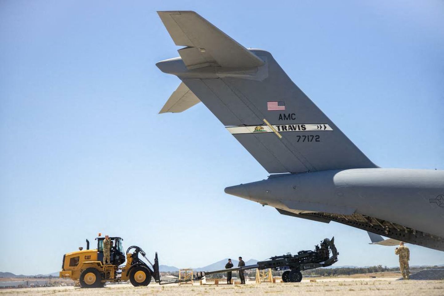 USA merevägi valmistab ette haubitsate saadetist Ukrainale. Foto on tehtud 27. aprillil California õhuväebaasis.