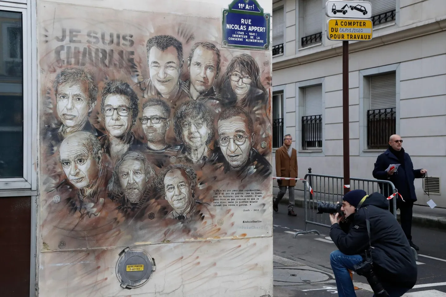 Prantsuse tänavakunstnik Christian Guemy ehk C215 maalis satiiriajakirja Charlie Hebdo endise toimetuse lähistele Pariisi kesklinnas viie aasta taguse terrorirünnaku ohvreid mälestava pildi.