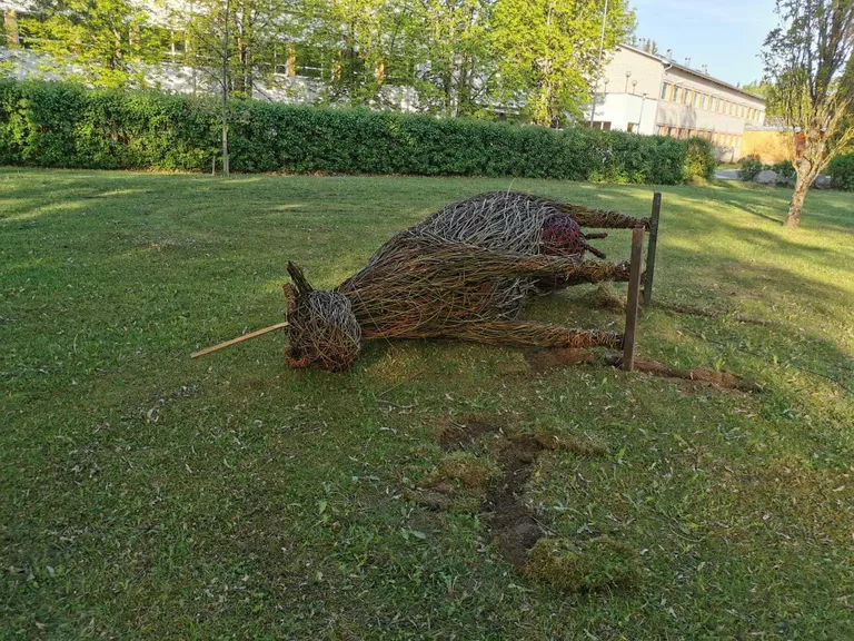 Laupäeva hommikul leiti kuju "Vanamees ja lehm" külili paisatuna.