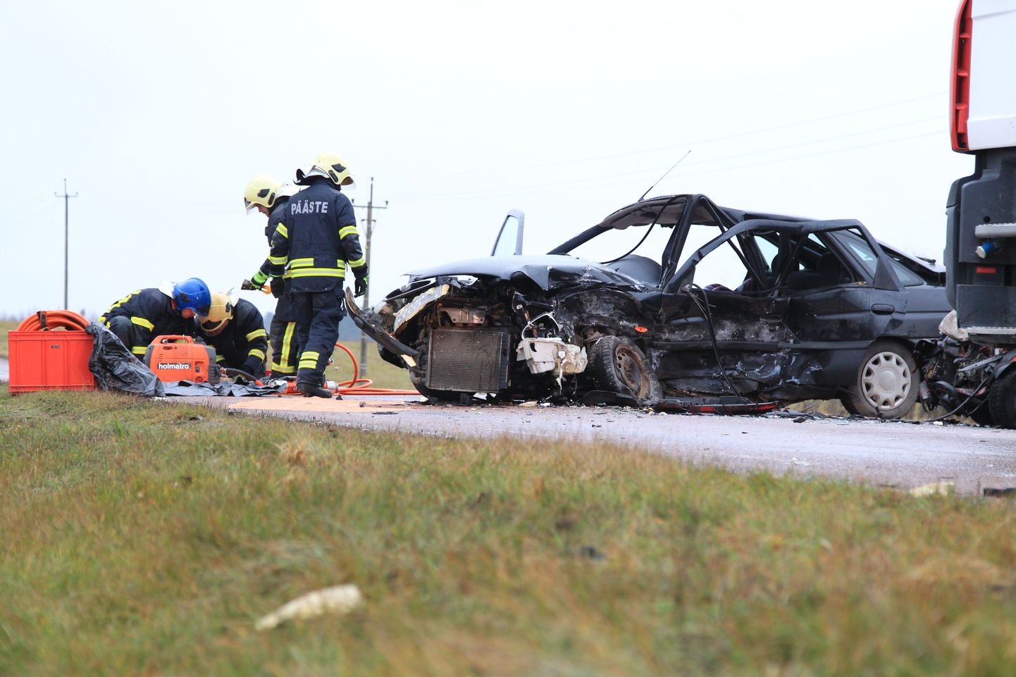 Tartu lähistel Ülenurme vallas juhtus mullu 14. novembril raske liiklusõnnetus, kus kahe auto kokkupõrkes hukkus mees, kaks inimest said vigastada.