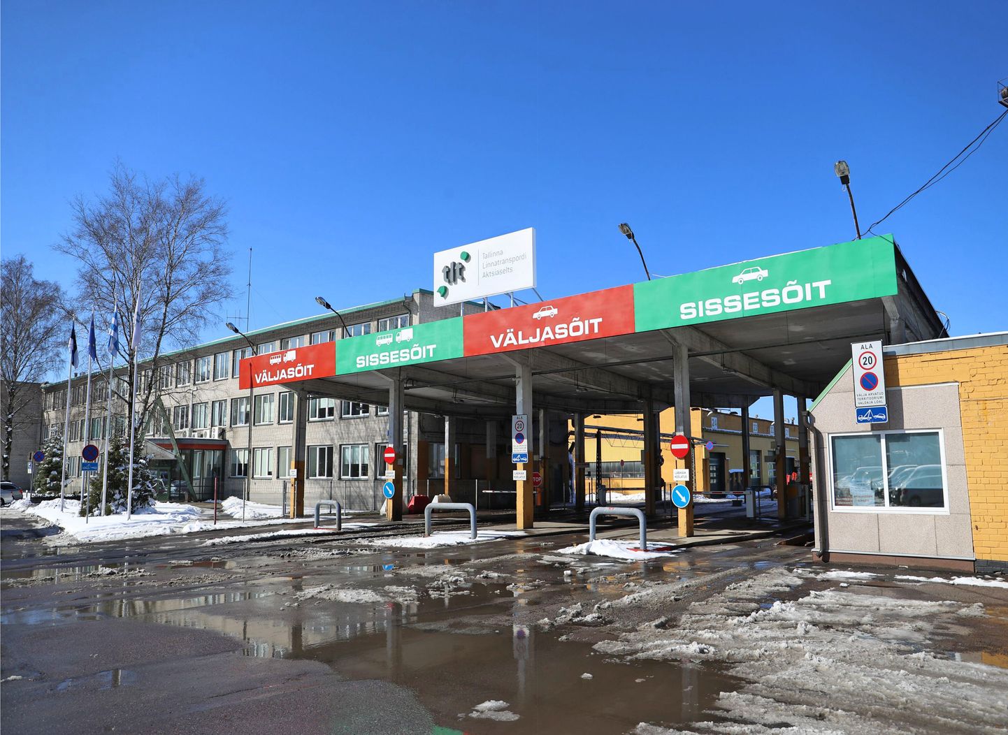 Мустамяэский комплекс фирмы Tallinna Linnatransport AS вчера после обеда. Через эти ворота выезжают и в них въезжают сотни обслуживающих городские лиции автобусов.