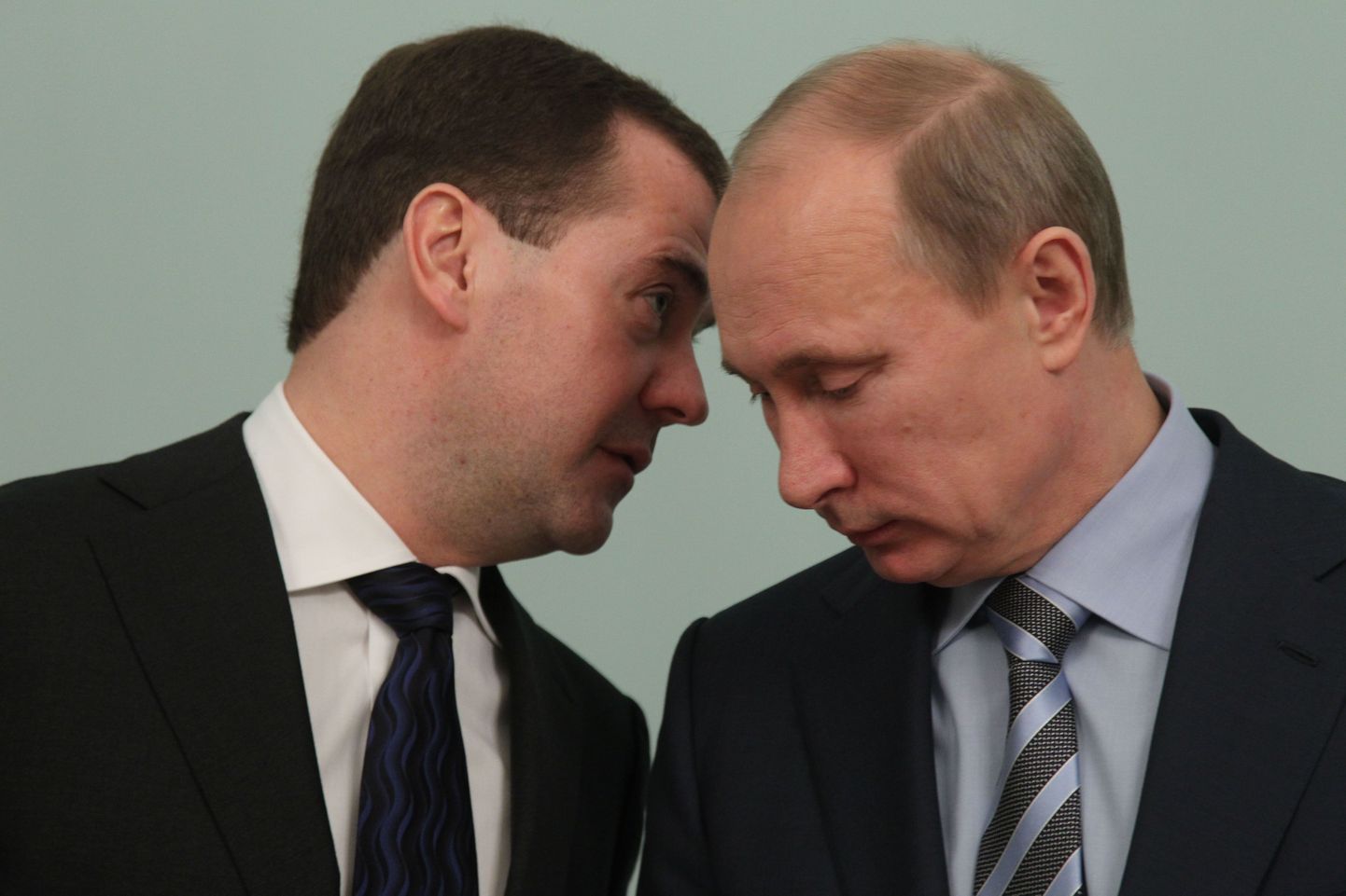 Vene peaminister Vladimir Putin (paremal) ja president Dmitri Medvedev eilsel valitsusistungil.