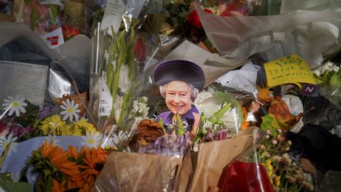 Что сделают с тысячами цветов, оставленными в Великобритании после смерти королевы Елизаветы II