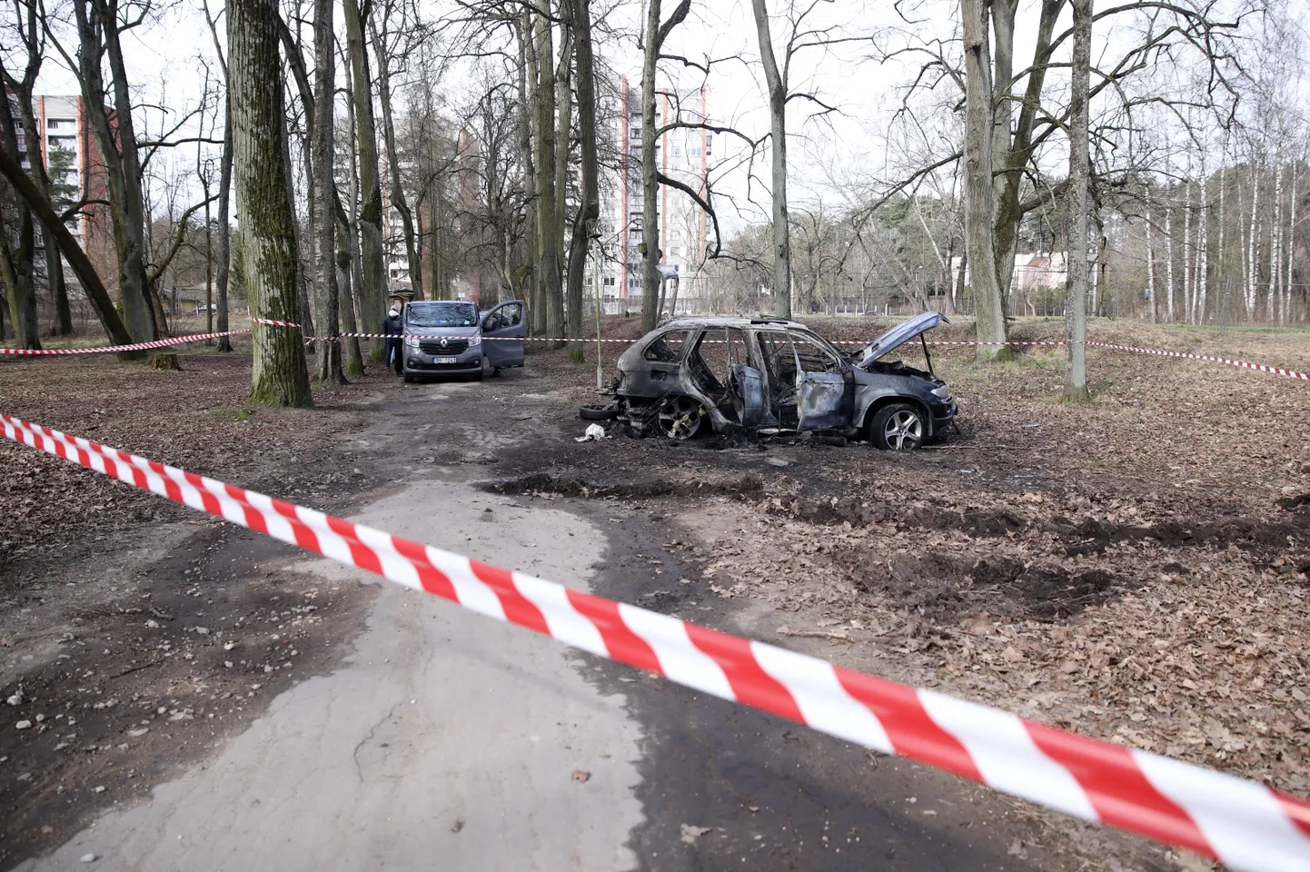 Сгоревший автомобиль, обнаруженный после убийство Романа Беззубова