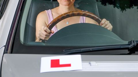 Ühendkuningriis tahetakse keelata algajatel autojuhtidel kaasreisijate sõidutamine