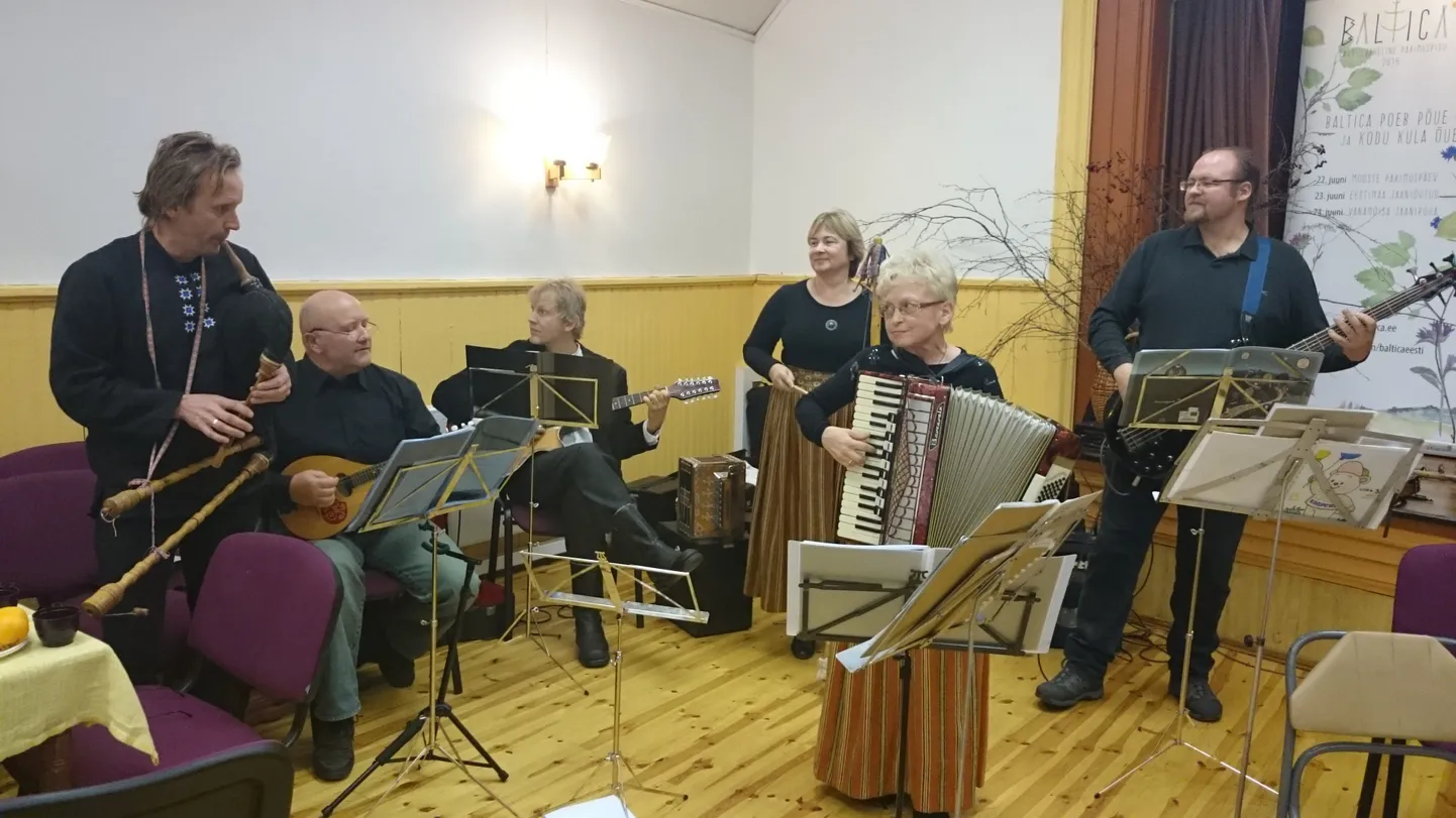 Kuigi Tõrva kultuurimaja rahvamuusikaansambli Jauram koosseis on tublisti uuenenud, on kollektiivi juhendaja jätkuvalt Thea Leitmaa (esiplaanil). Lisaks Arnold Looga (paremalt), Karin Kase, Inari Vähi, Kalev Mäekalle ja Märt Tomp.