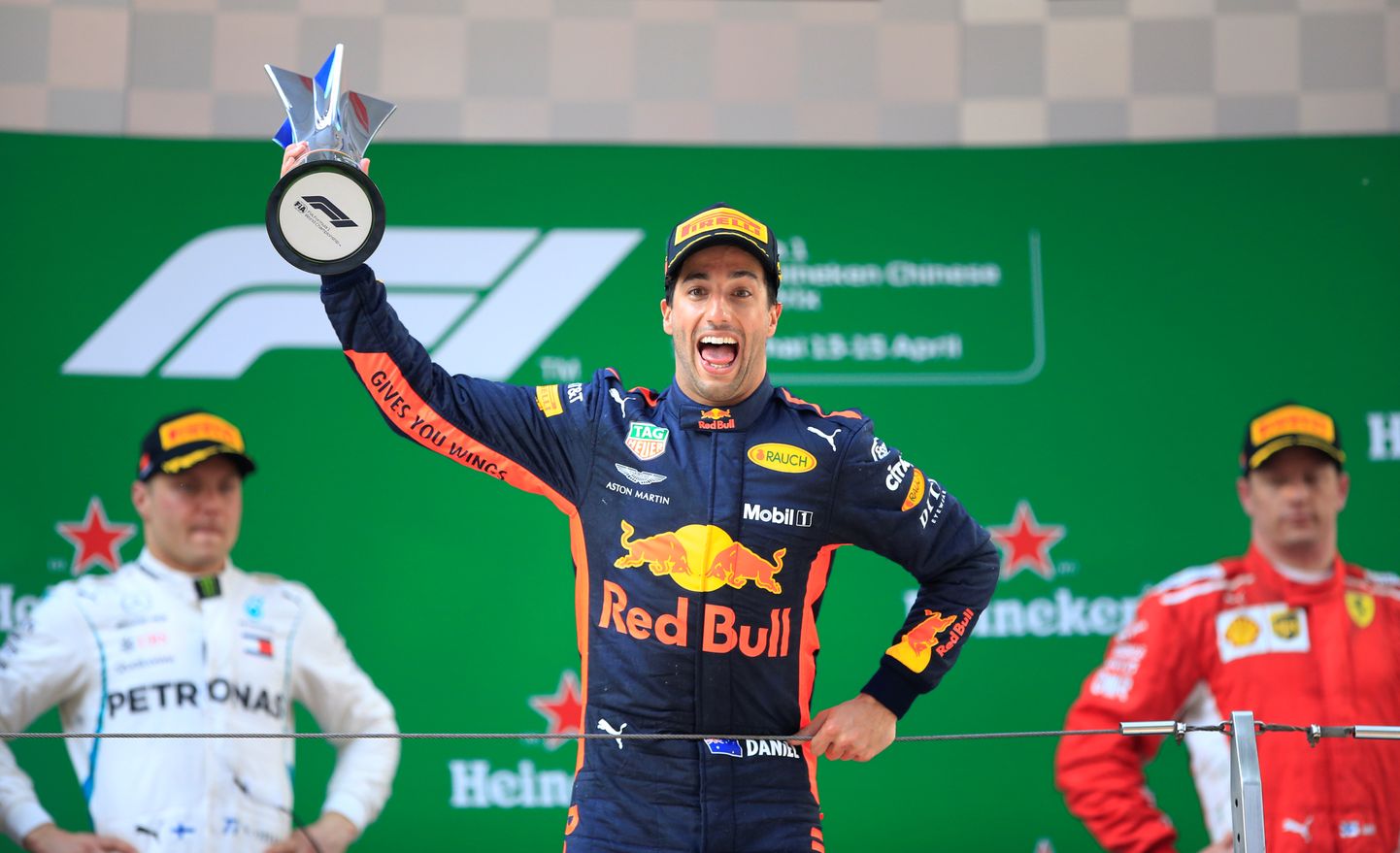 Daniel Ricciardo koos Hiina GP võidukarikaga, taamal soomlased Valtteri Bottas ja Kimi Räikkönen.