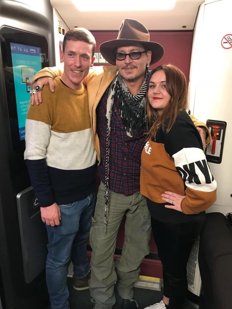 Johnny Depp poseerimas koos brittide David ja Roxanne Kingiga