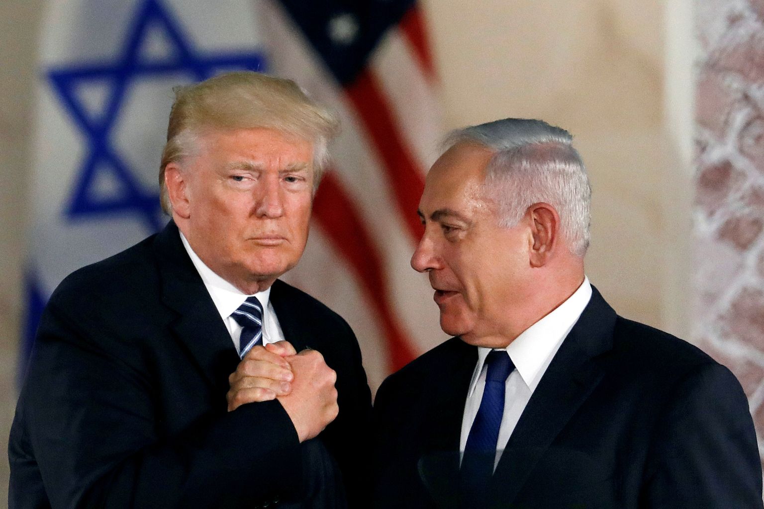 Donald Trump (vasakul) ja Benjamin Netanyahu paistavad olevat küll suured sõbrad, aga tegelikkuses luuravad mõlemad riigid teineteise järel.