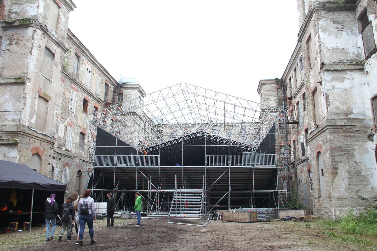 Во дворе Кренгольмской мануфактуры рабочие монтируют сцену для Нарвских дней оперы 2021.