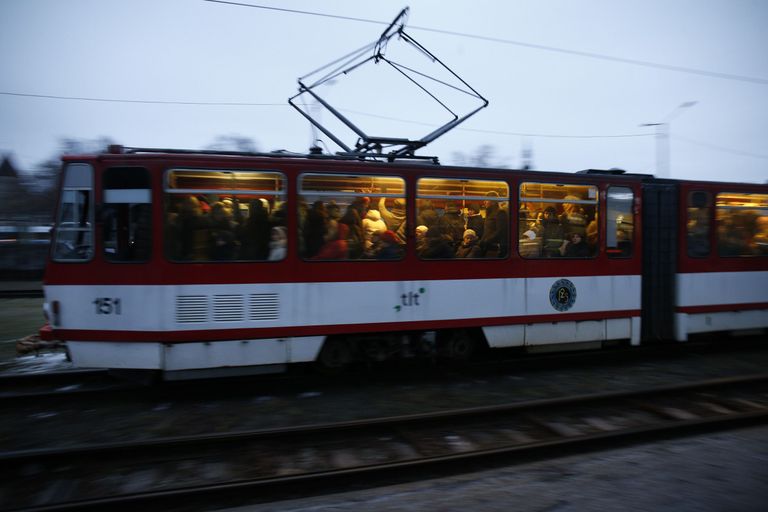 Balti jaamast startinud tramm, mis on ülerahvastatud. Foto: