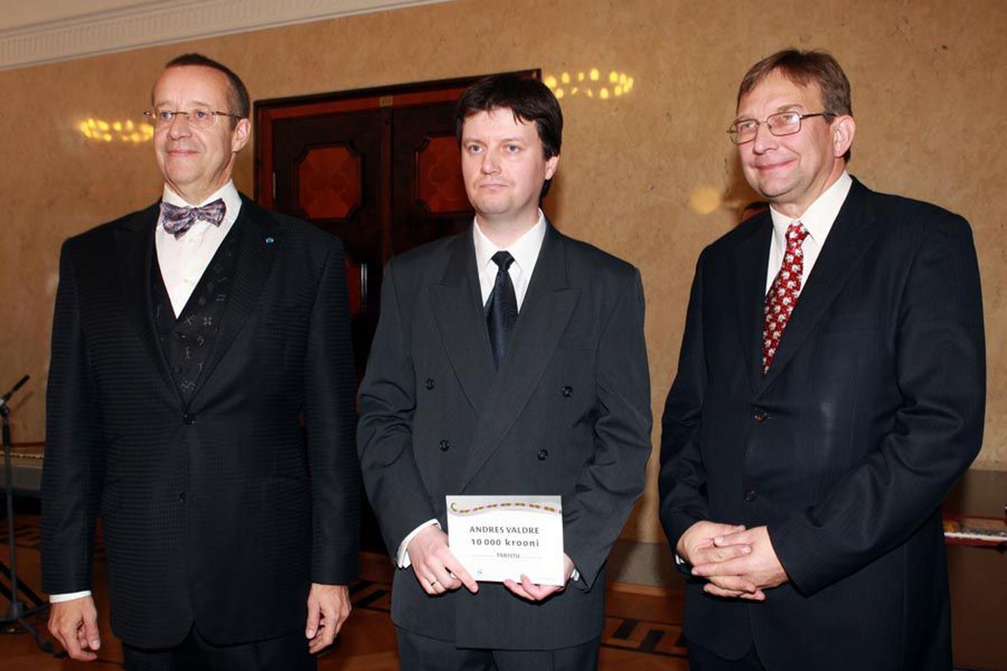 President Toomas Hendrik Ilves eile koos võistluse võitja Andres Valdre (keskel) ja töörühma juhi Urmas Sutropiga