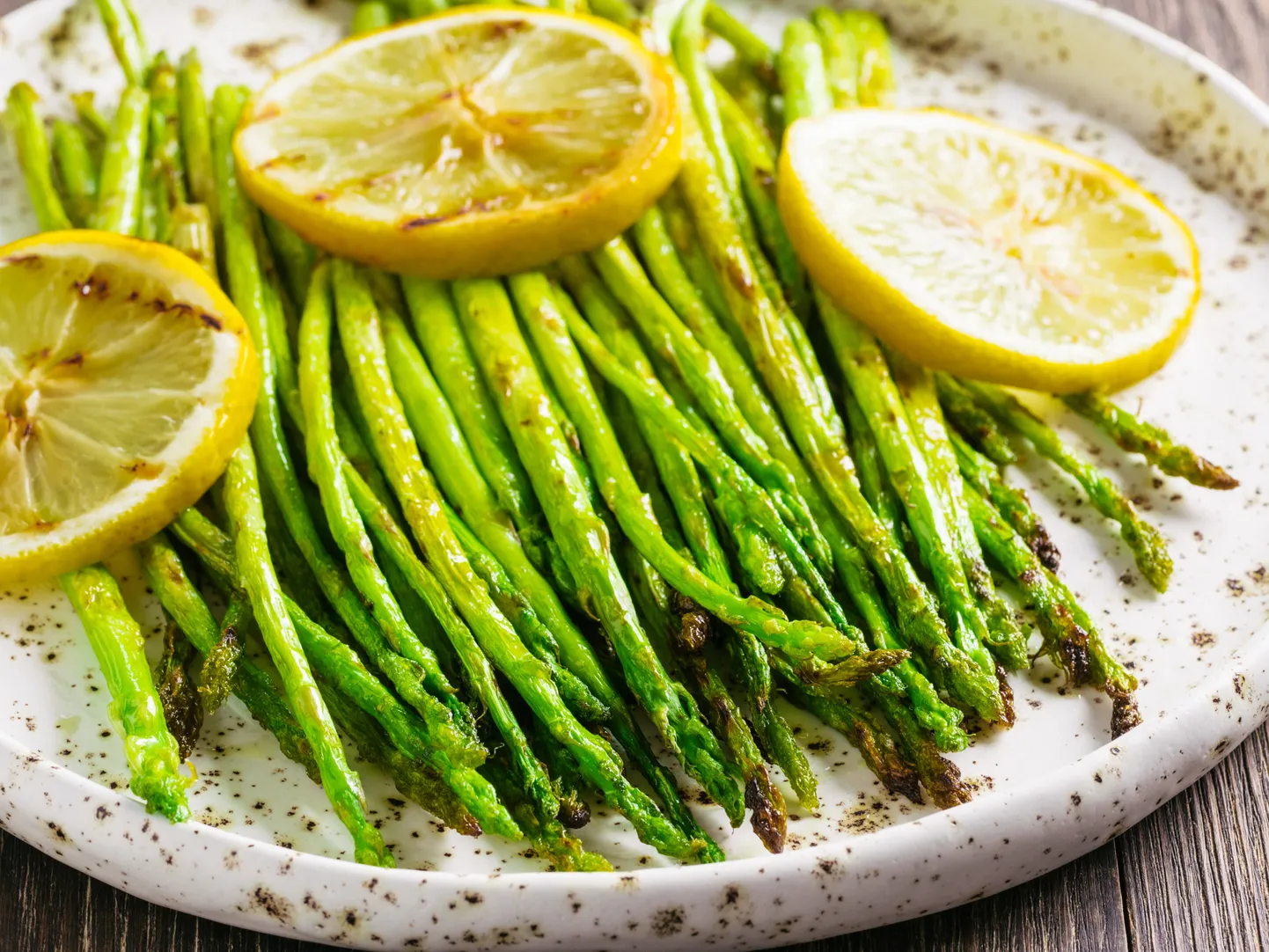 Grilled asparagus and slice of lemon