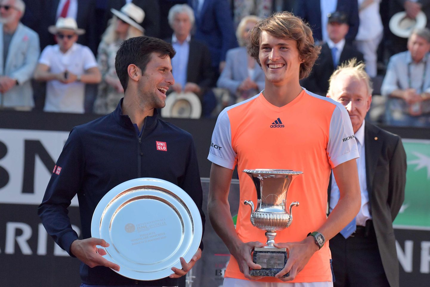 Alexander Zverev (paremal) alistas Rooma turniiri finaalis Novak Djokovici.