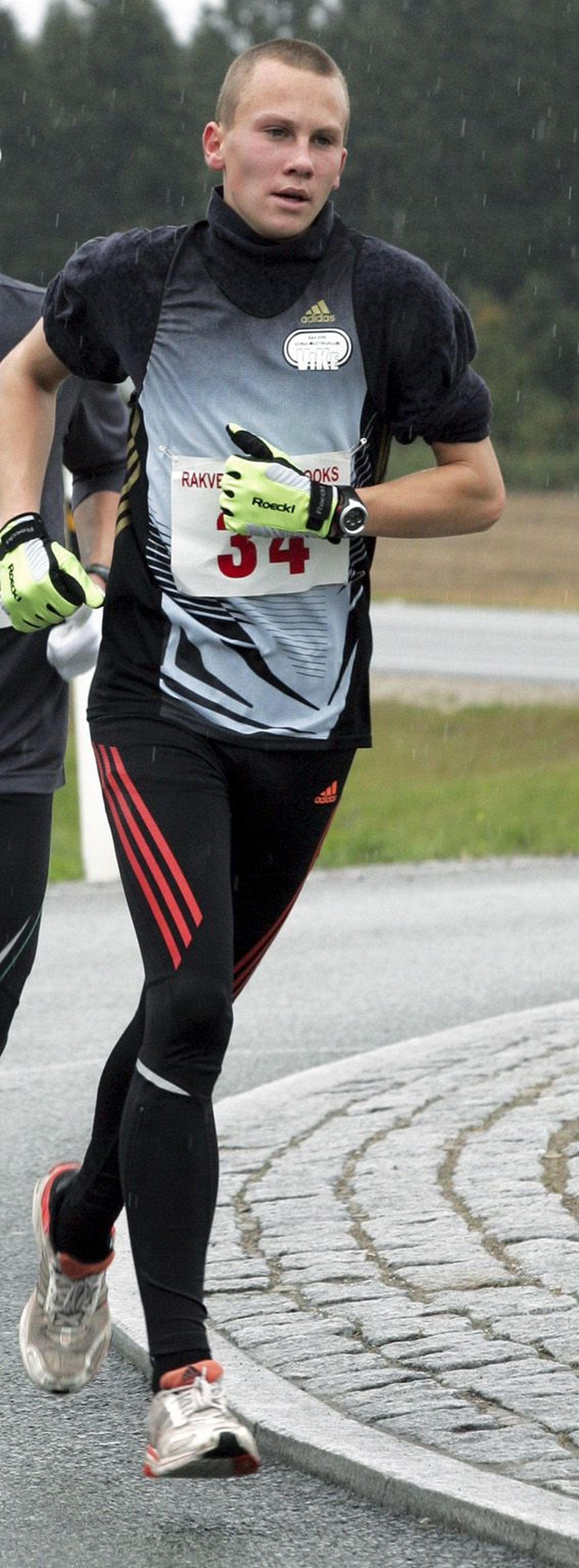 Taavi Kilki oli võidukas A-klassi 2000 m jooksus. Pildil jookseb ta pühapäevasel Rakvere rahvajooksul