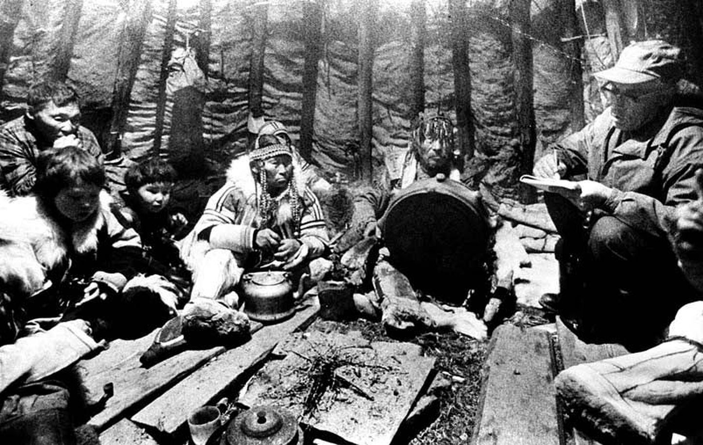 Lennart Meri 1970ndate lõpus Taimõri poolsaarel samo­jeedide juures amaaniloitsu filmimas.