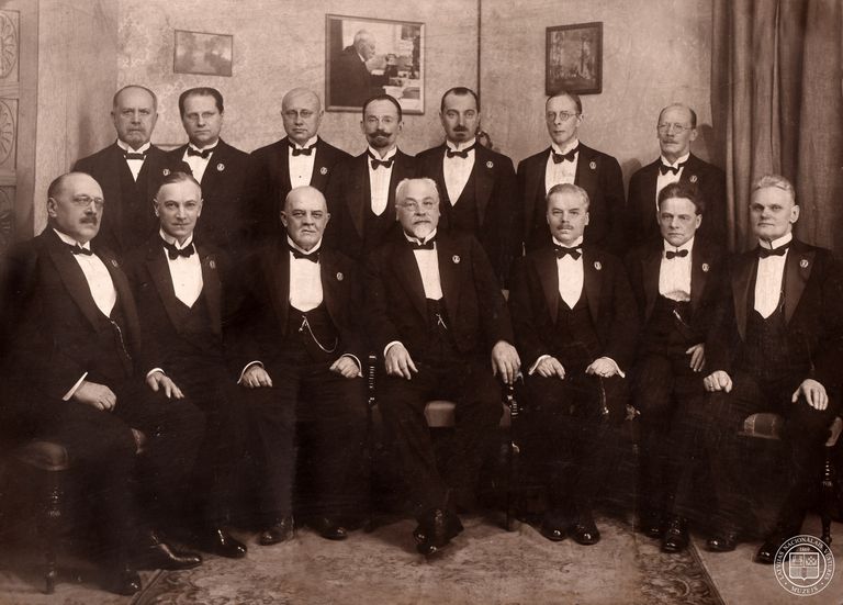 Latvijas Zvērinātu advokātu padomes esošie un bijušie locekļi ar pirmo padomes priekšsēdētāju Valsts prezidentu Gustavu Zemgalu. 1930. gads.