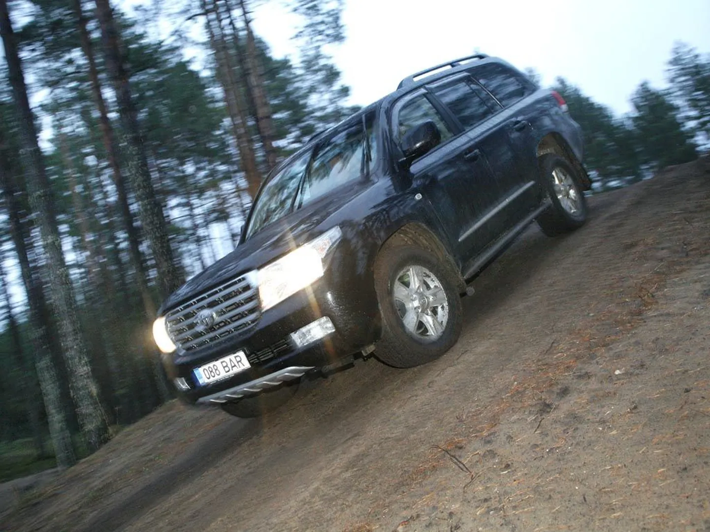 Toyota Land Cruiseri uuele mudelile ei ole Jõulumäe mäed mingi probleem.