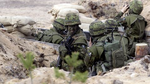 Эстонские военные в Тапа переселятся в палатки, чтобы освободить казармы для коллег по НАТО