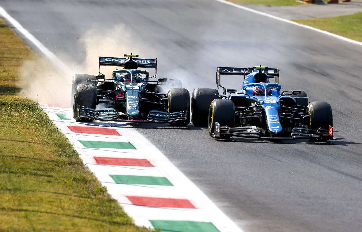 Aston Martini piloot Sebastian Vettel (vasakul) ja Alpine sõitja Esteban Ocon positsioonivõitluses Monza F1 etapil.