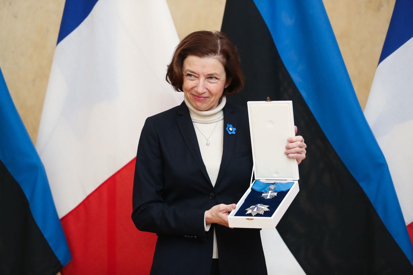 President Alar Karis andis eile Prantsusmaa kaitseministrile Florence Parlyle üle Maarjamaa Risti II klass teenetemärgi.
 