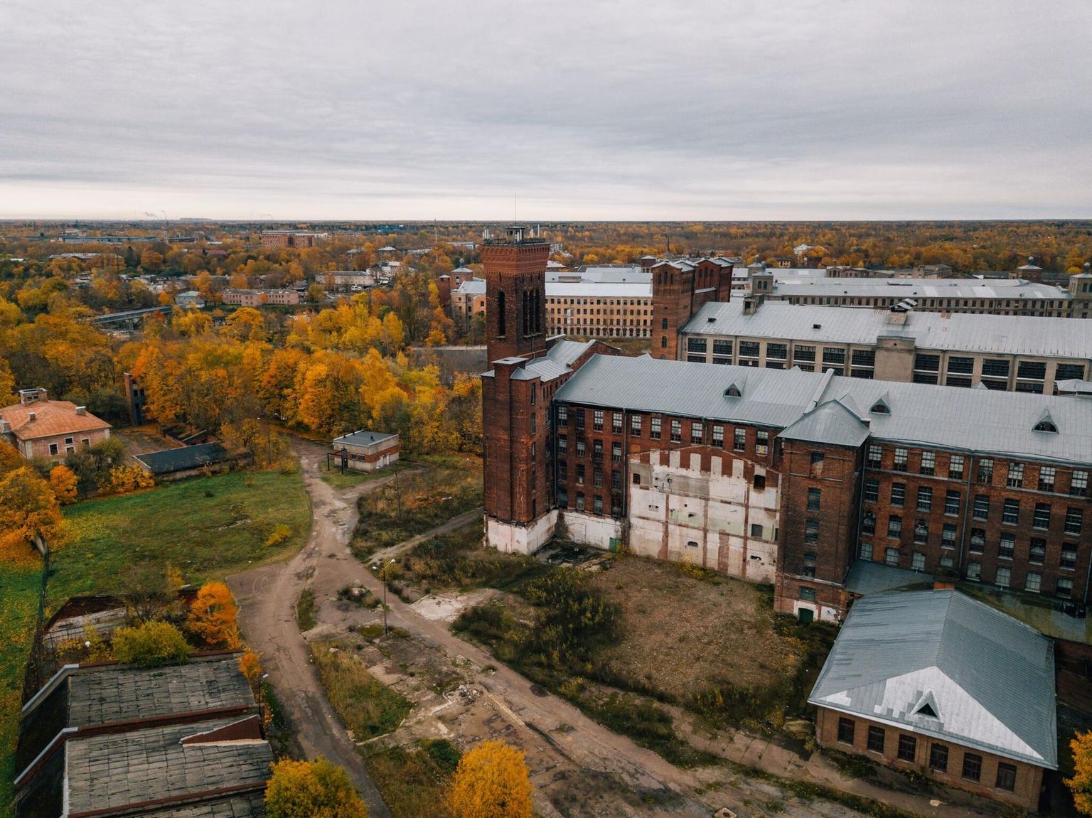 Endises tööstuslinnas Narvas elab praegu üle 57 000 inimese. Narva linnalaboratoorium kutsub kohalikke üles arutlema, kuidas elukeskkonda enda ümber paremaks muuta. FOTO: Tõnu Tunnel