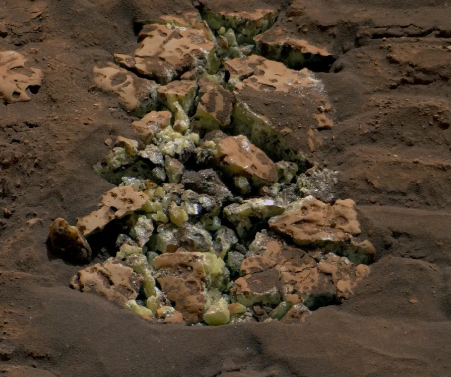 Need kollased kristallid avastati pärast seda, kui NASA Curiosity juhtus 30. mail üle kivi sõitma, mis purunes. Teadlased tegid hiljem kindlaks, et need kristallid on elementaarne väävel – ja see on esimene kord, kui sellist väävlit on Punaselt planeedilt leitud.