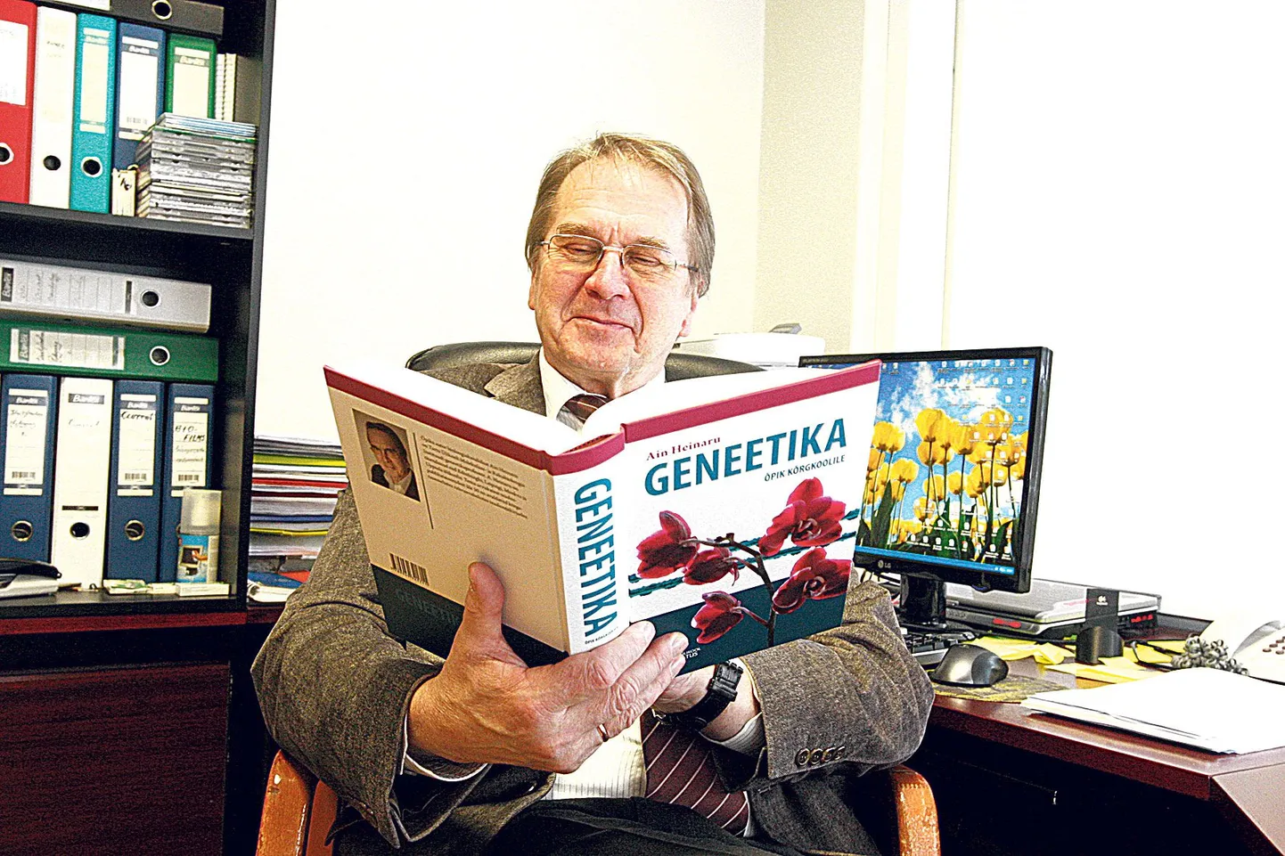 Kirjastus soovis kõrgkooliõpiku «Geneetika» kaanele panna DNA biheeliksi. Raamatu autor, geneetikaprofessor Ain Heinaru leidis, et seal võiks olla midagi köitvamat, ja pildistas hoopis oma maakodu pesunööri, millel rippuvad vihmatilgad meenutavad talle DNA nukleotiide. Värvikirevuse mõttes lisas ta kodunt mõned «lihtsalt ilusad» lilleõied.