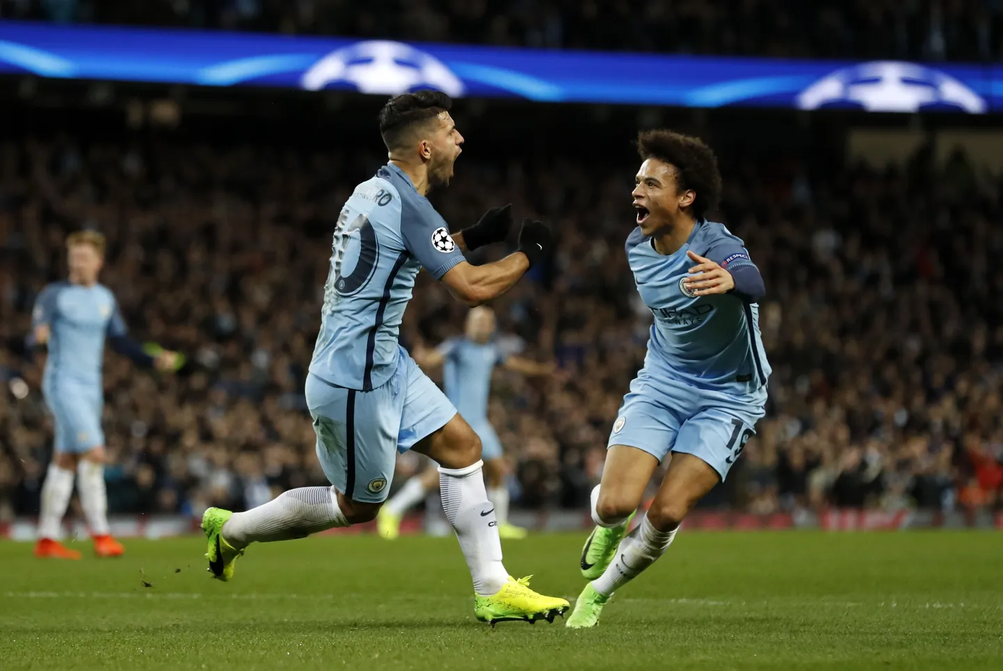 Sergio Agüero ja Leroy Sane tähistamas AS Monaco vastu löödud väravat.