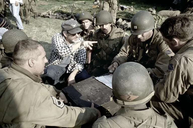 Foto filmi «Reamees Ryani päästmine» võtetelt. Keskel režissöör Steven Spielberg