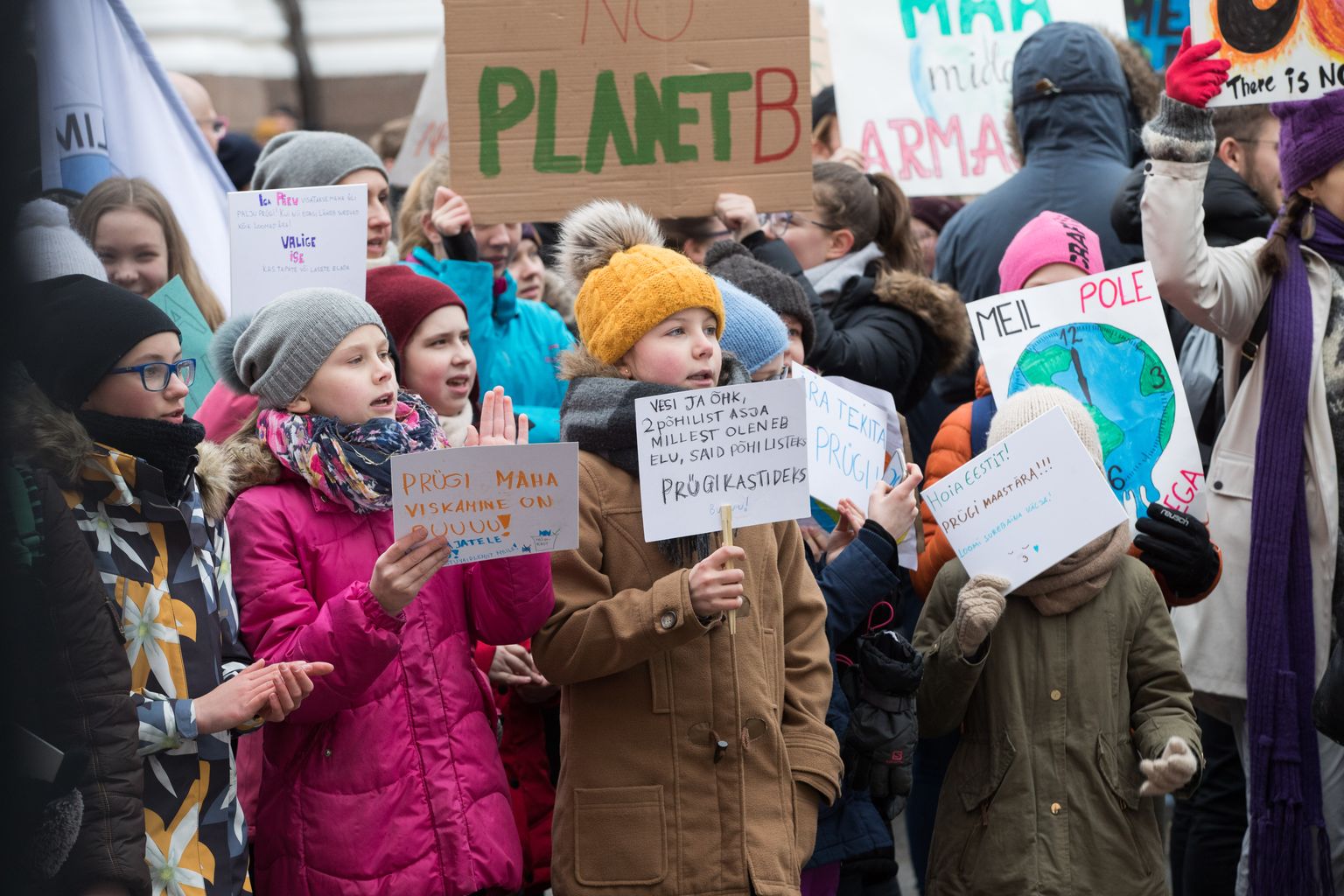 Koolinoorte kliimaprotest Riigikogu ees.
Ligi 500 noort avaldas selle aasta 15. märtsil Toompeal meelt kliimamuutuste vastu ja lubas tagasi tulla kui midagi ei muutu.