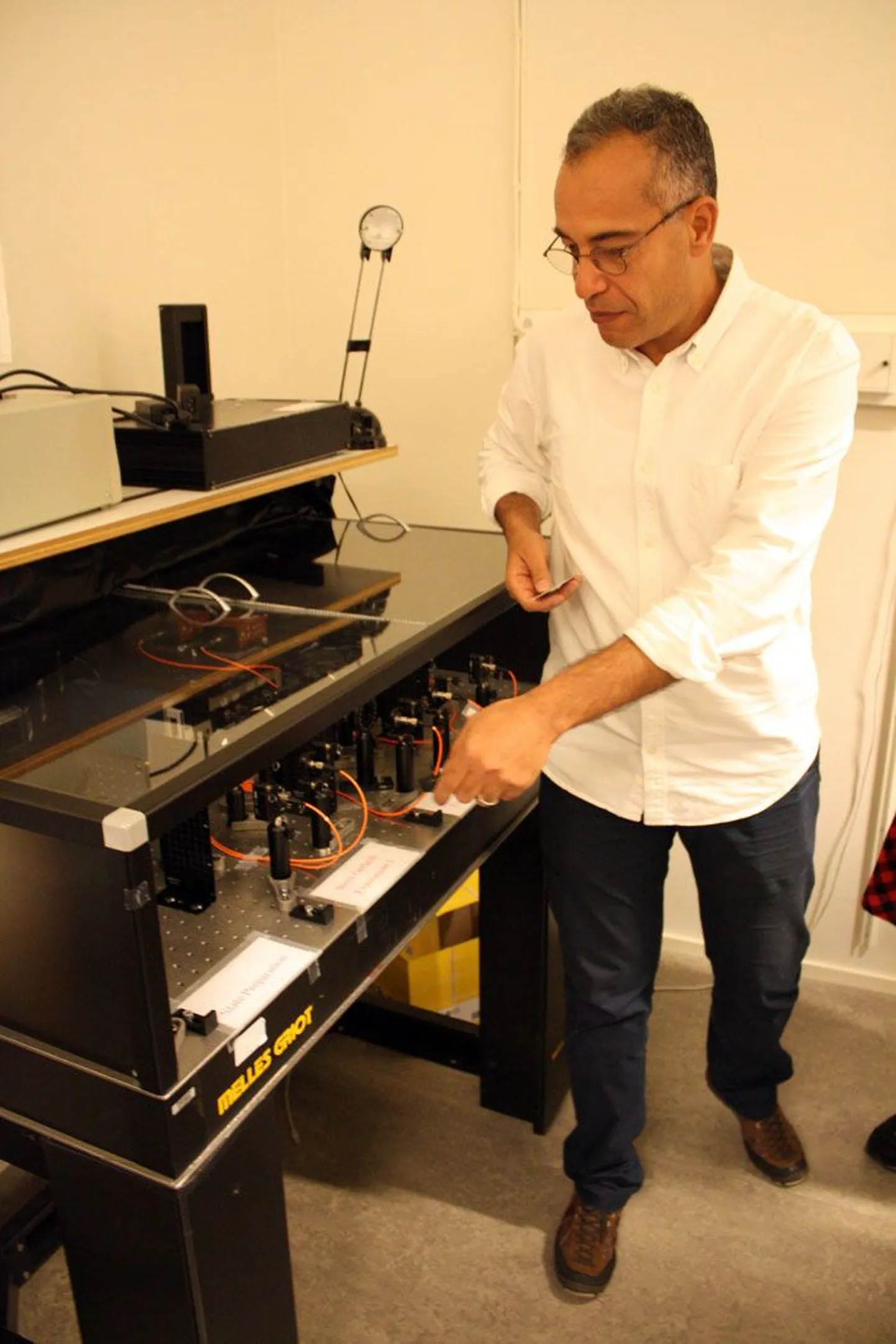 Stockholmi ülikooli füüsikaosakonna professor Mohamed Bourennane demonstreerib meile vibratsioonikindlatele teraslaudadele ehitatud katseseadmeid, millega saab uurida kvantmaailma veidrusi.
