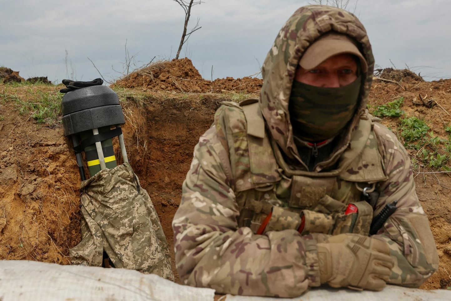 Ukraina sõdur Donetski oblastis positsioonil tankitõrjeraketi Javelin kõrval, mida on Kiievile andnud teiste seas USA.
