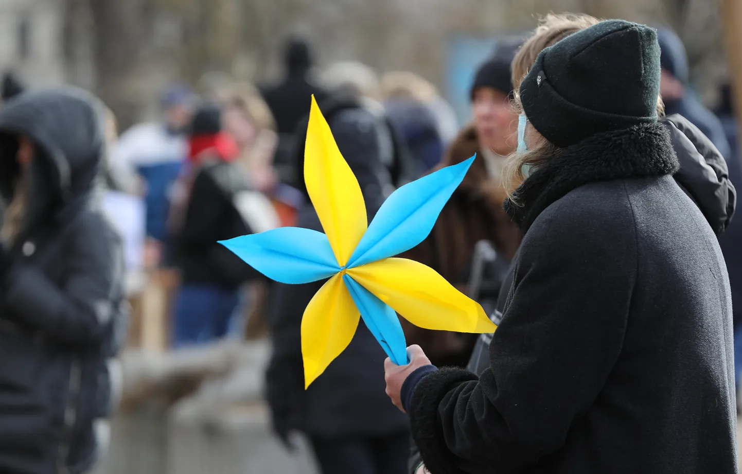 Мероприятие в поддержку Украины у посольства России в Риге