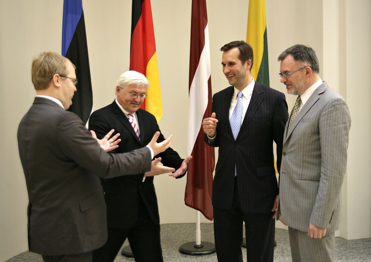Viljandis kohtuvad teiste seas ka Eesti välisminister Urmas Paet (vasakul), Läti välisminister Maris Riekstins (paremalt teine) ja Leedu välisminister Petras Vaitekunas (paremal).
